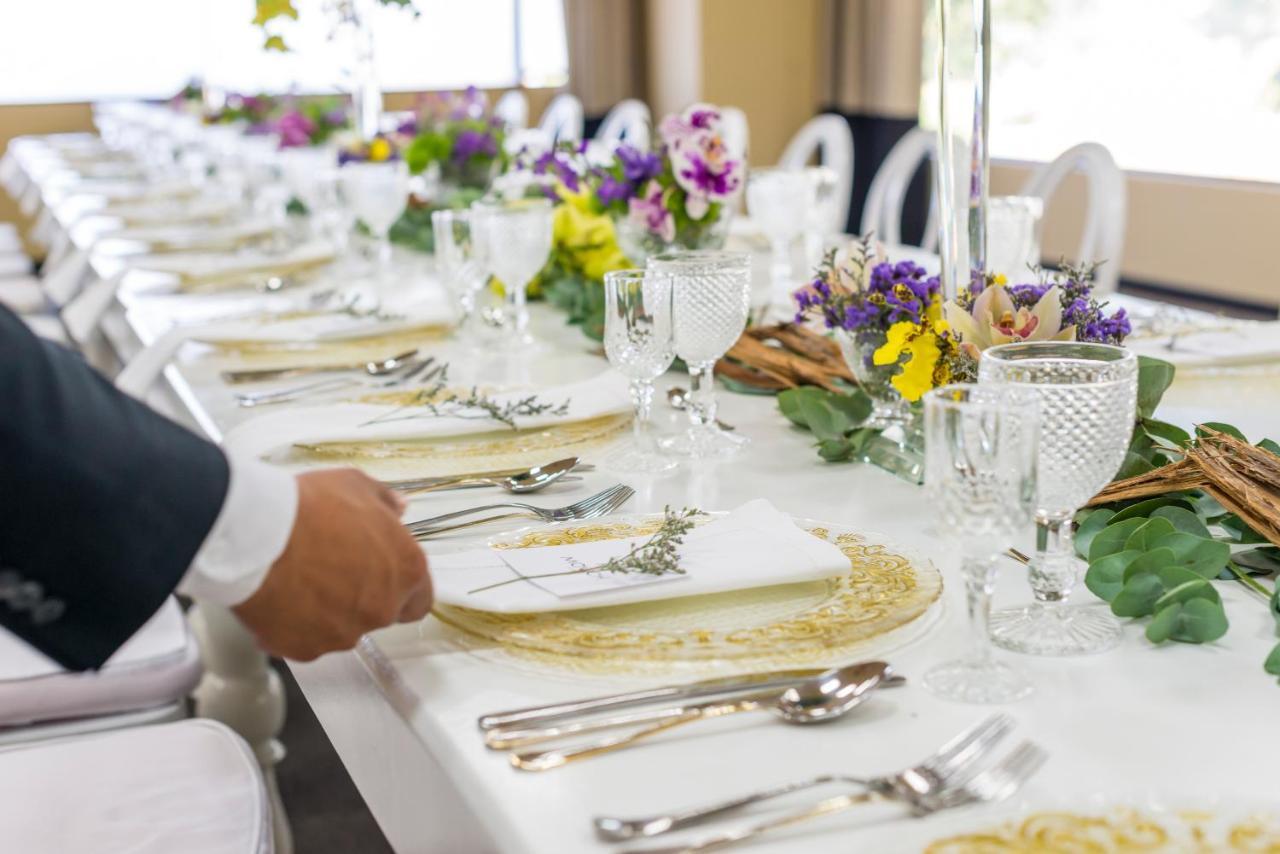 Movich Hotel de Pereira Exterior foto A table set for a formal dinner