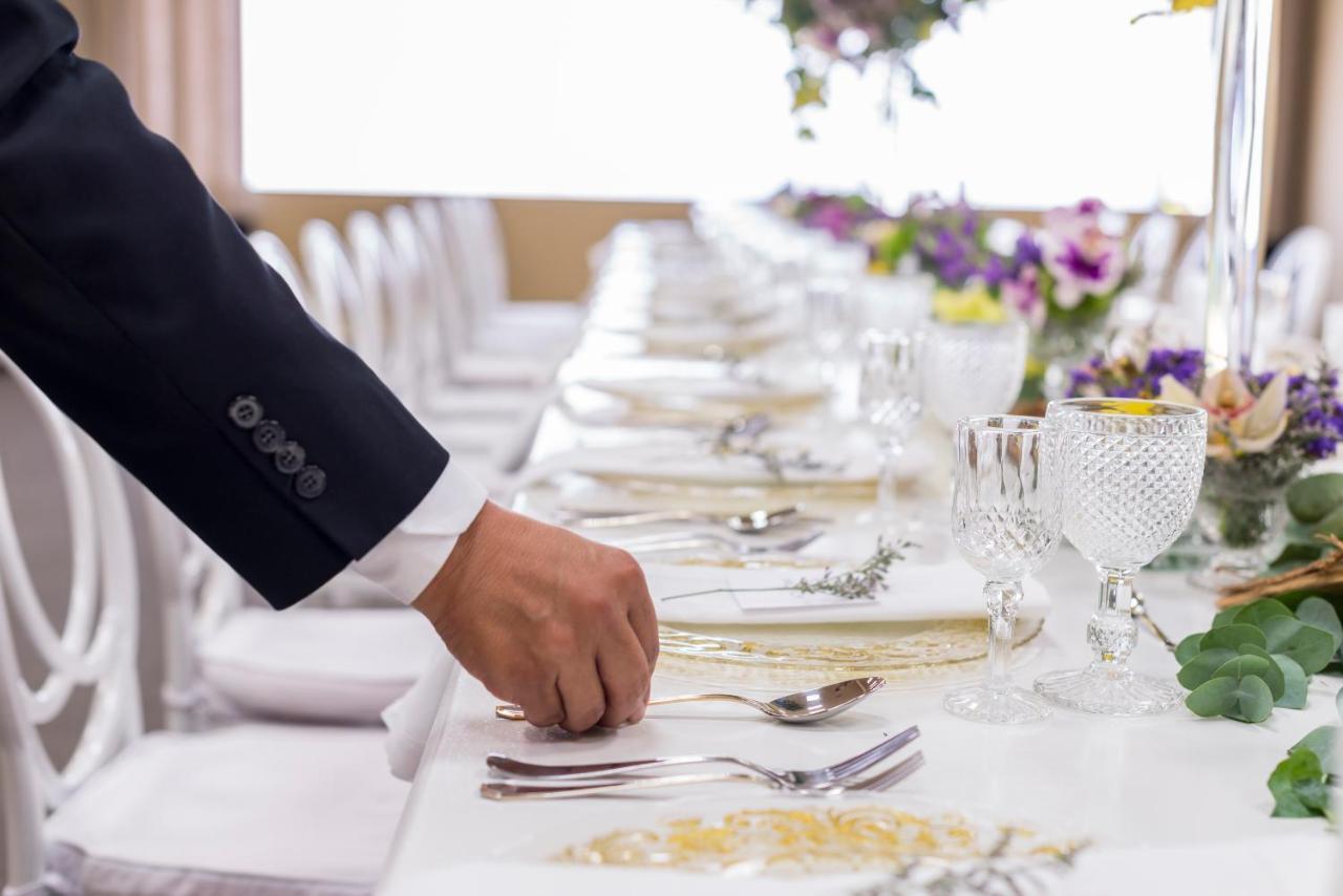 Movich Hotel de Pereira Exterior foto A waiter sets the table